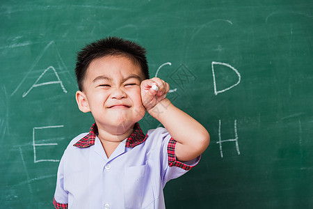 儿童幼童幼儿园在学生制服中微笑时 带着白色粉笔课堂孩子们班级教育学习想像力孩子男生绘画黑板图片