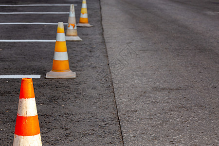 白线沥青路面上的橙色路锥司机教育学校学习执照塑料橙子课程测试驾驶图片