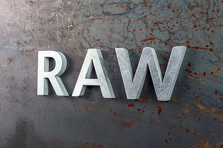 在热轧钢板表面铺设银色金属字母的“raw”字样图片