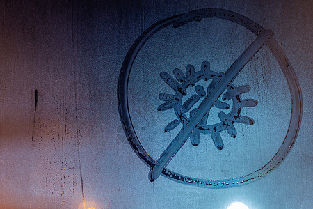 夜间湿窗玻璃上手写的禁用冠状病毒图标 close-u图片