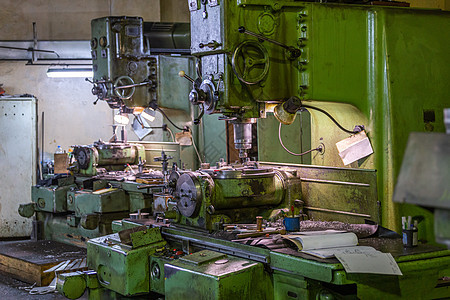 两台老式和大型苏维埃式5轴垂直的工业磨坊机和室内无趣机器 有选择性地集中和模糊图片