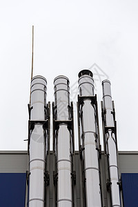 白蓝工业大楼外墙上的镀铬通风管蓝色金属避雷器冷却植物烟囱空气环境技术建筑学图片