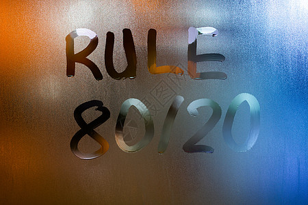 短语规则 80 乘 20-帕累托原则-手写在经典的蓝色夜湿窗玻璃上 有选择的焦点图片