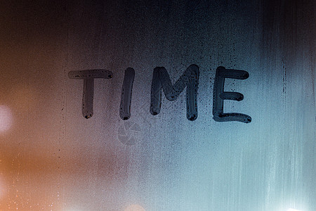 夜间湿窗玻璃上用手指手写的单词时间图片