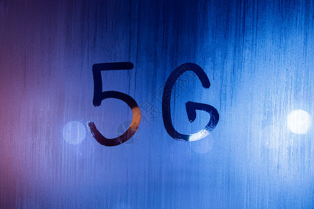 5G 这个词是用手指在湿玻璃上写的 背景光线模糊图片