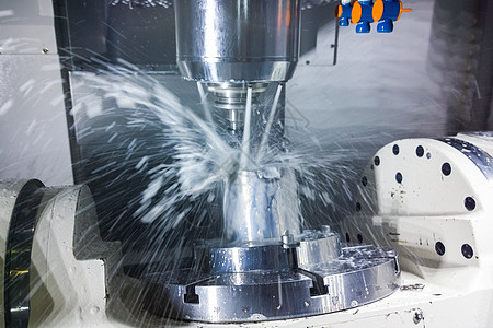5轴Cnc磨机在工作时 冷却剂在压力下 运动模糊的流体机械技术主轴生产工具车削刀具液体旋转工程图片