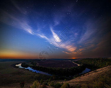 夏季的河边风景 在星夜与紫云图片