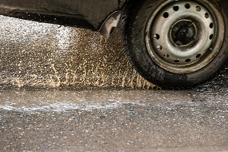 汽车在湿沥青上行驶 沾满脏水喷洒图片