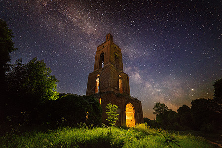 在星夜的森林中 夜钟塔废墟 与内光相伴钟楼森林叶子天空幽灵星星星系天文学现象衬套图片