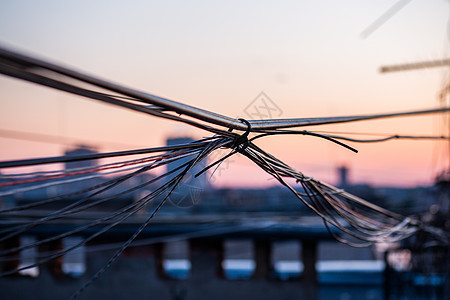 夜市屋顶上一丝铁丝网 有选择性地聚焦背景图片