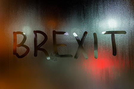 brexit 一词写在夜间湿窗玻璃上 背景模糊图片