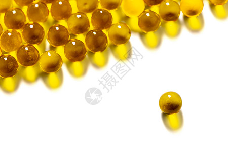 以白色背景隔离的鱼油选择性聚焦于白底面的橙色球球球球胶囊制药维生素电子药店药物养分治疗药品凝胶药片图片