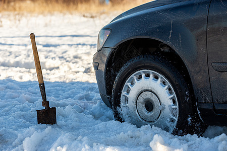 用铲子和有选择性的焦点在白天被困在雪地上压力天气冒险车辆暴风雪运输风暴越野汽车旅游图片