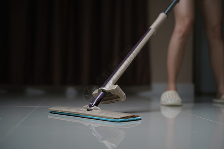 女人在房子里用平坦的湿屁股清洁地板来保护服务卫生女性工作主妇家庭洗涤剂工人女士刷子图片