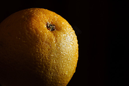 橙色水果 有黑色背景的滴子皮肤脐橙果味热带橙子圆圈食物果汁饮食甜点图片