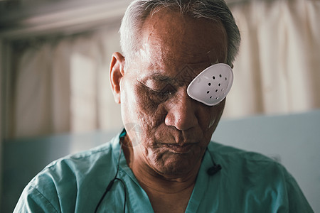 眼睛后用防护罩覆盖眼部的病人白内障眼科老年疾病症状石膏保健外科光学卫生视网膜图片