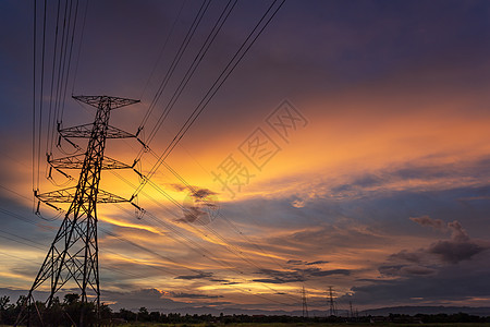 高电压柱和S的银光环绕着力量环境电气天空工业技术太阳橙子活力戏剧性图片