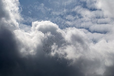 暴雨和雷暴之前 有云彩的晴空天堂雷雨天气灰色天空危险下雨多云气候风暴图片