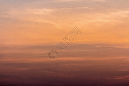 日落时有云雾的多彩飞天辉光太阳天堂自由金子射线戏剧性天空力量橙子图片