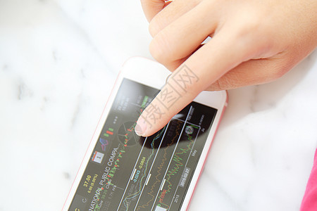与商务女性韩在智能手机上进行在线交易商业技术交换生长投资互联网外汇市场金融电话图片
