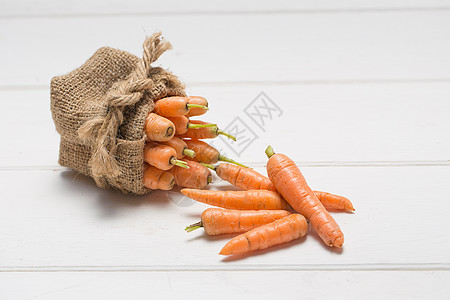 木桌上的胡萝卜素食健康营养食物萝卜生产正方形收藏沙拉蔬菜木头图片