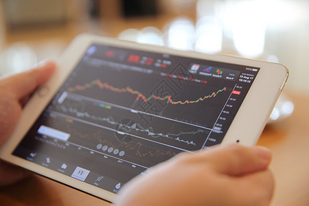 使用 Coff 在平板电脑上分析股票财务图表的业务手店铺金融交换办公室屏幕技术教育商业会议市场图片