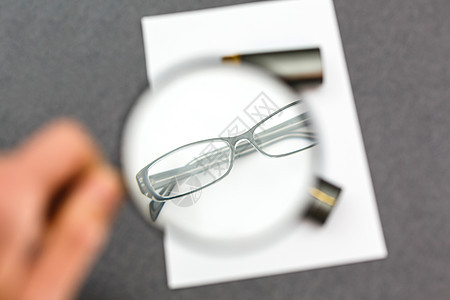 工程师办公室的纸上眼镜  是的 先生房子商业桌子信封公司文档设计师工作创造力框架图片