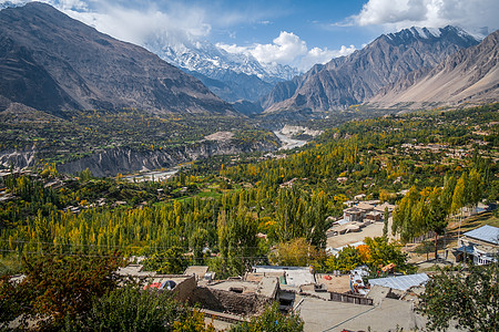 卡拉科拉姆山脉Hunza Nagar山谷Lush森林图片