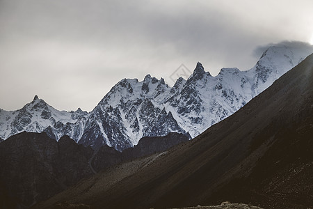 巴基斯坦卡拉科拉姆山脉的雪冠峰顶山峰图片