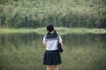 观望公园的亚洲日本女学生服装肖像学校学生头发女孩公园农村戏服女士裙子天空图片