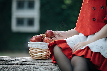 穿着小红兜帽装和AP的肖像女青年木头故事公园树木篮子披风帽子女孩电影骑术图片