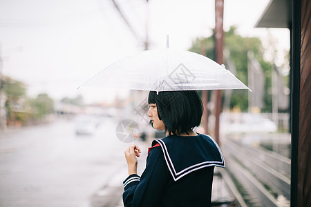 自然界带雨伞走路的亚洲女学生肖像时尚女士城市成人扮演衬衫角色学校学生思考图片