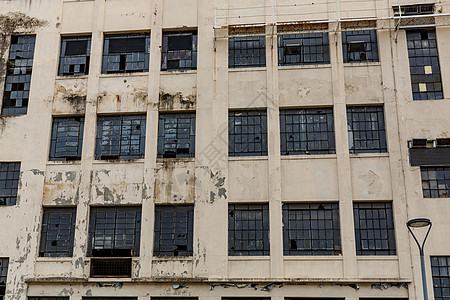 底特律废弃建筑的外表 破碎的窗户和剥皮的油漆背景