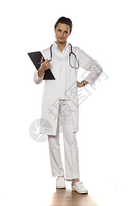 穿制服的女医生与剪贴板图片