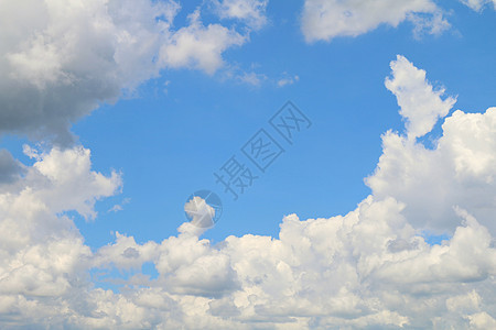 天空 天空云层清澈 蓬松的云朵在天空中美丽大天气自由空气环境风景晴天气象日光天堂蓝色图片