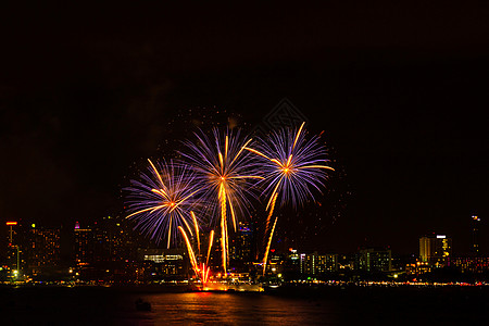夜市风景背景的烟花色彩多彩的庆祝节日星星乐趣焰火派对海滩展示周年城市快乐蓝色图片