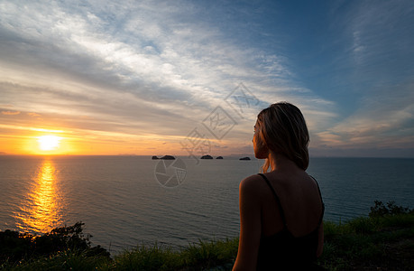 一个女人的休眠在热带岛屿上的海面或海洋上看日落海滩旅行海浪运动女性乐趣闲暇身体女孩幸福图片