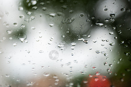 雨滴在挡风玻璃上 背景的夜晚城市灯光模糊不清车辆交通玻璃驾驶大灯窗户风暴摄影天空街道图片