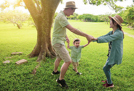 快乐的亚洲家庭一起在公园玩享受儿子男生游戏场地男人父亲父母母亲晴天图片