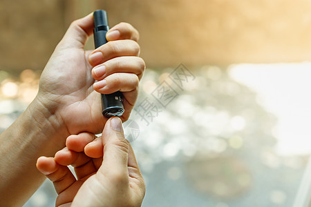 近身手紧紧的女子手 用拔刀在手指上检查血迹疼痛乐器药品监视样本女士疾病展示医院病人图片