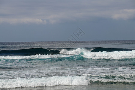 与发光的绿色水和大白色浪花和泡沫的大破波填装框架 图片拍摄于巴厘岛 在大膨胀期间的大冲浪波浪 一个完美的大破海洋桶波岛屿假期蓝色图片