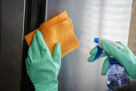 妇女用橡皮绿色手套亲手清洗冷冻器家务家庭女士冻结女性灰尘女佣服务冰箱主妇图片