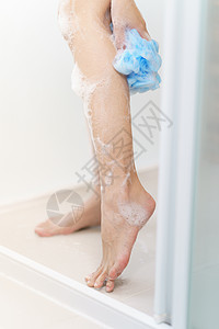 女人用浴海绵洗腿房间女孩浴室女性皮肤擦洗肥皂肩膀洗发水身体图片