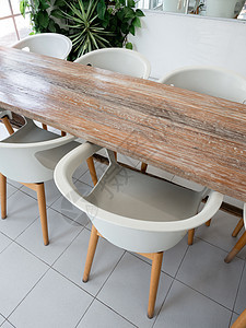 成套表格 白色现代塑料臂椅和空木制桌图片