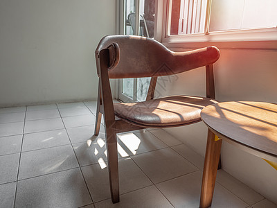 木制手椅 用棕色皮革座垫和木头改造风格椅子柚木软垫主义者用餐极简座位扶手椅房间家具图片