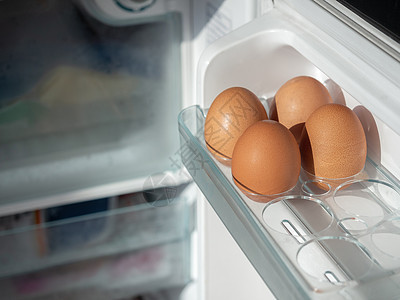 冰箱架子上的鸡蛋贮存早餐蛋壳烹饪蛋黄饮食厨房家禽母鸡产品图片
