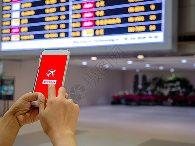 通过移动电话办理航班登机手续 手触摸智能手机 SCr检查假期商业红色便利时间技术运输乘客旅行图片