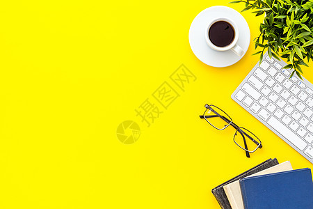 办公室工作场所 耳机 键盘 黄色桌面上自上而下复制空间上的笔记本中心桌子服务商业职场帮助技术工作电脑小样图片