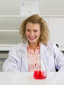 金发年轻科学家对化学实验的结果 展现了快乐的一面脸孔 (笑声)图片