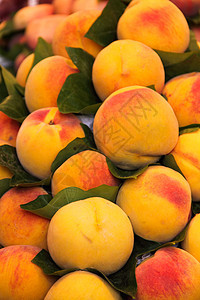 市场上新鲜桃子水果甜点橙子热带营养食物美食小吃情调库存叶子图片